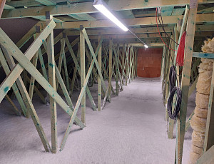 Zateplení stropu rodinného domu pomocí foukané izolace